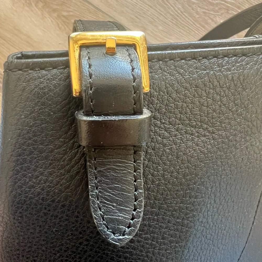 BURBERRY Black Leather Shoulder Bag with Gold Accents and Nova Check interior - Picture 3 of 12